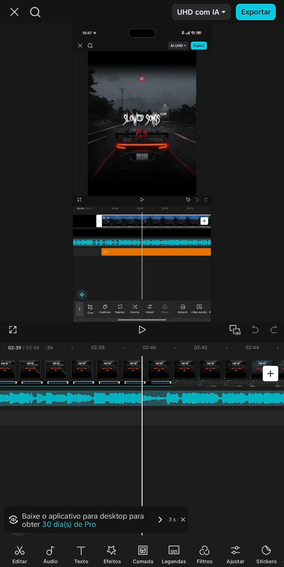 Linha do tempo do editor com vídeo, áudio e texto ajustados para qualidade máxima